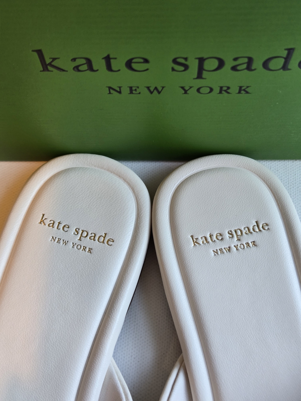 NWT kate spade New York Smooth Leather Floral Flip Flop Sandal in Milk Size 9 - Picture 4 of 8